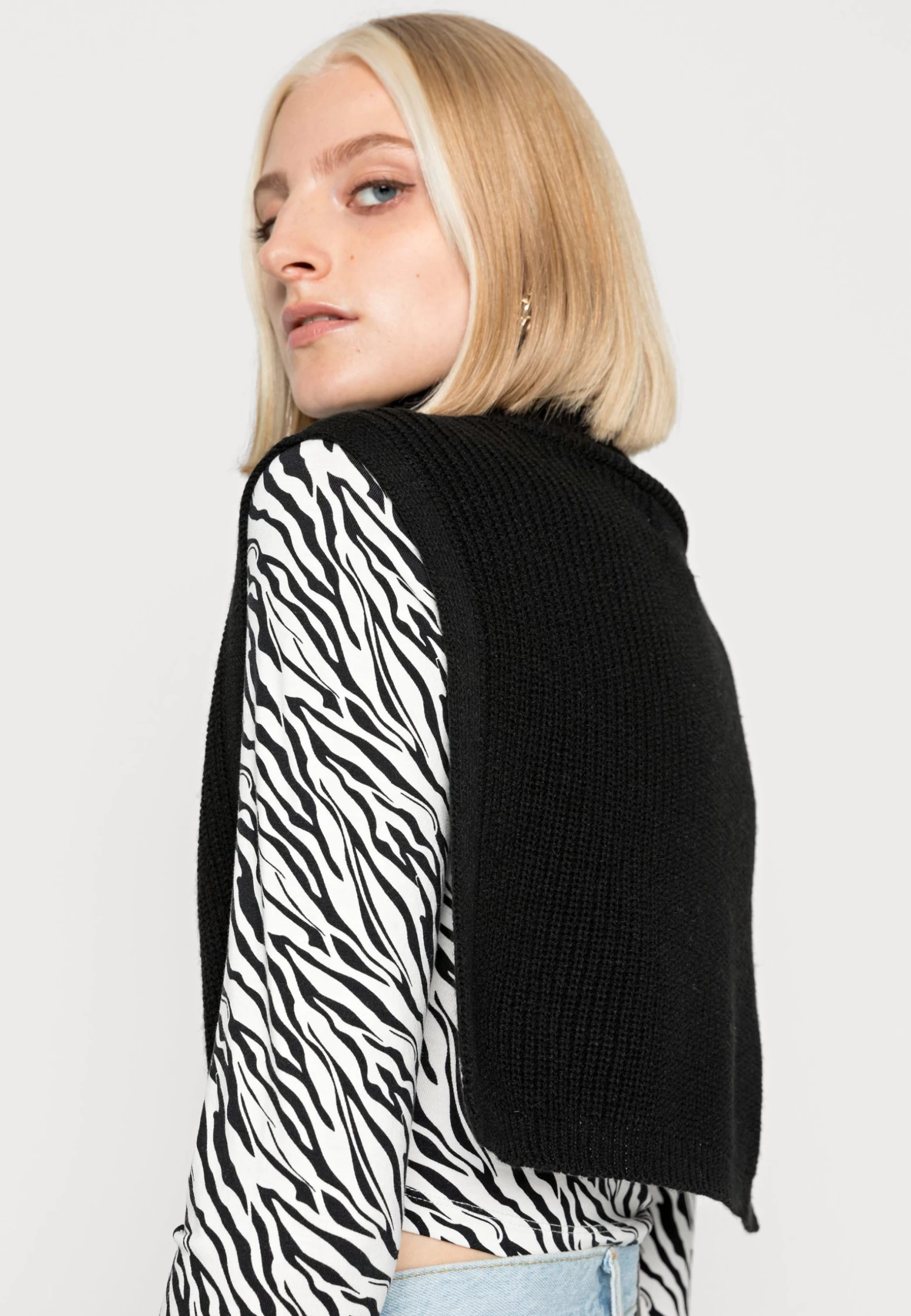 Even&Odd Cape - Black 5 Even&Odd Cape - Black - Image 5